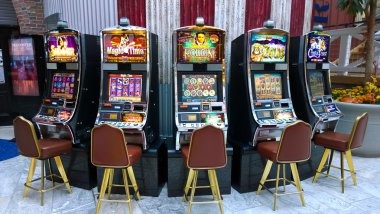 Hood vs Wolf live dealer table on mobile phone screen showing betting interface
